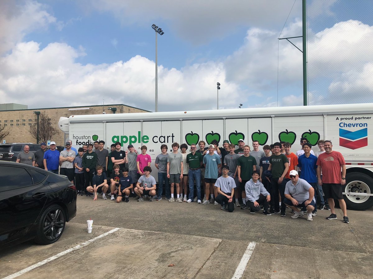 strake_jesuit's tweet photo. RT StrakeJesuit: Kicking off Spring Break with our monthly Dads’ Club-sponsored 2nd Saturday Food Distribution! Our students and dads brought cheer to nearly 100 families! It was another great morning of living out our call to be for others. #menforother… https://t.co/5jsyxFdUYy