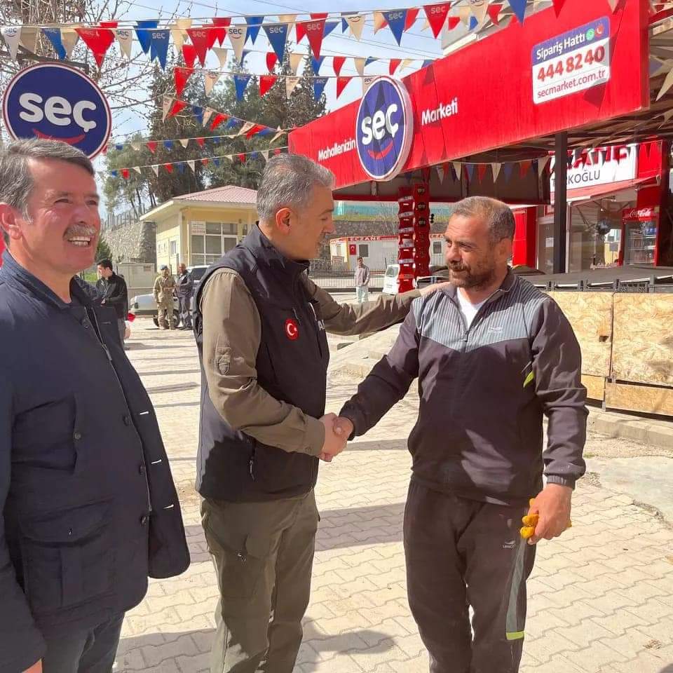 👉Karaman Valisi Tuncay AKKOYUN, Kaymakamımız Burak KESER ve  Belediye Başkanımız  Osman OKUMUŞ, muhtarlık konteynerleri, AFAD Bilgilendirme ve Hasar Tespiti İtiraz Merkezinde incelemede bulunup, vatandaşlarımız ve esnaflarımızın ihtiyaç ve taleplerini yerinde tespit ettiler.