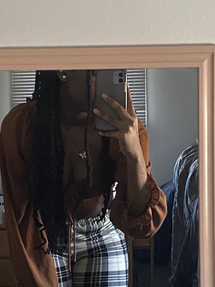 manieview's tweet image. 🪞🤳🏾 #mbbselcaday #HYUNGWON