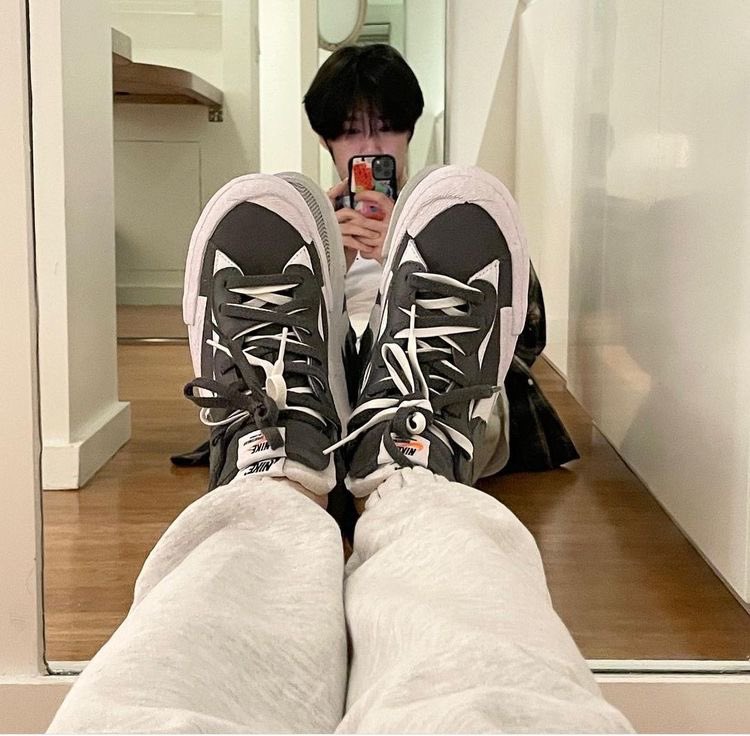 manieview's tweet image. 🪞🤳🏾 #mbbselcaday #HYUNGWON