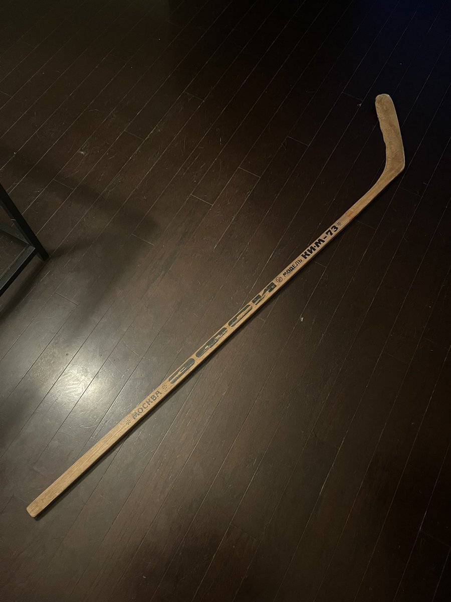 Summit72Doc's tweet image. Calling all vintage gear sleuths! @jeremytatton in Caorlina sent us pics of a stick a Soviet player gave his grandfather—a Montréal bartender. When is this stick from and which Soviet team would have been passing through town? We have a theory, but want to hear what you think!