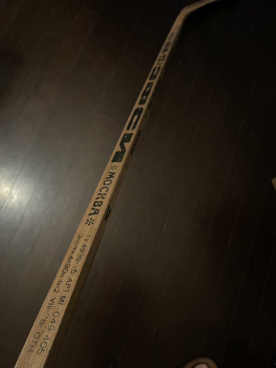 Summit72Doc's tweet image. Calling all vintage gear sleuths! @jeremytatton in Caorlina sent us pics of a stick a Soviet player gave his grandfather—a Montréal bartender. When is this stick from and which Soviet team would have been passing through town? We have a theory, but want to hear what you think!