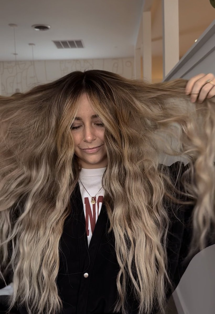 Joslin_H's tweet photo. this is just a lil promotion to tell u guys that my best friend is a kickass hair ARTIST &amp; you all should book an appointment with her https://t.co/j5PFWSK573