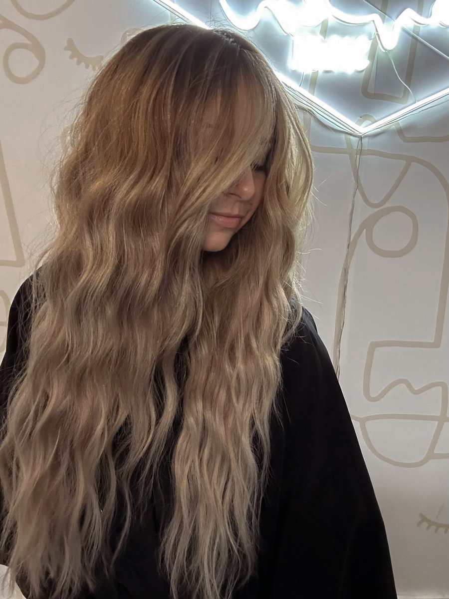 Joslin_H's tweet photo. this is just a lil promotion to tell u guys that my best friend is a kickass hair ARTIST &amp; you all should book an appointment with her https://t.co/j5PFWSK573