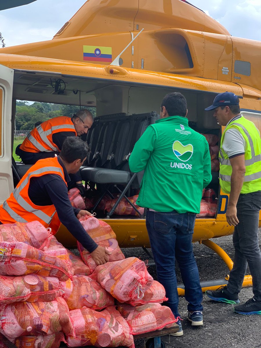 anibalgaviria's tweet photo. En operación humanitaria por comunidades que viven crisis de desabastecimiento, acaba de despegar hacia el Bajo Cauca helicóptero de @GobAntioquia con 75 paquetes alimentarios donados por empresas y fundaciones empresariales. ¡UNIDOS por nuestra gente! https://t.co/fOx03fYmi3