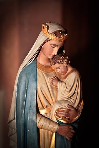 Gegrüßet seist du, Maria, 
voll der Gnade. 
Der Herr ist mit dir.
Du bist gebenedeit 
unter den Frauen.
Und gebenedeit ist die Frucht deines Leibes: Jesus. 

Heilige Maria, Mutter Gottes, 
bitte für uns Sünder 
jetzt und in der Stunde 
unseres Todes. 

Amen