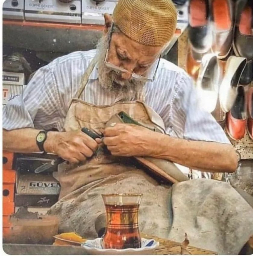 Gösterişsiz İnsan'ların yanına sokulun 
  hikaye orada...✍️