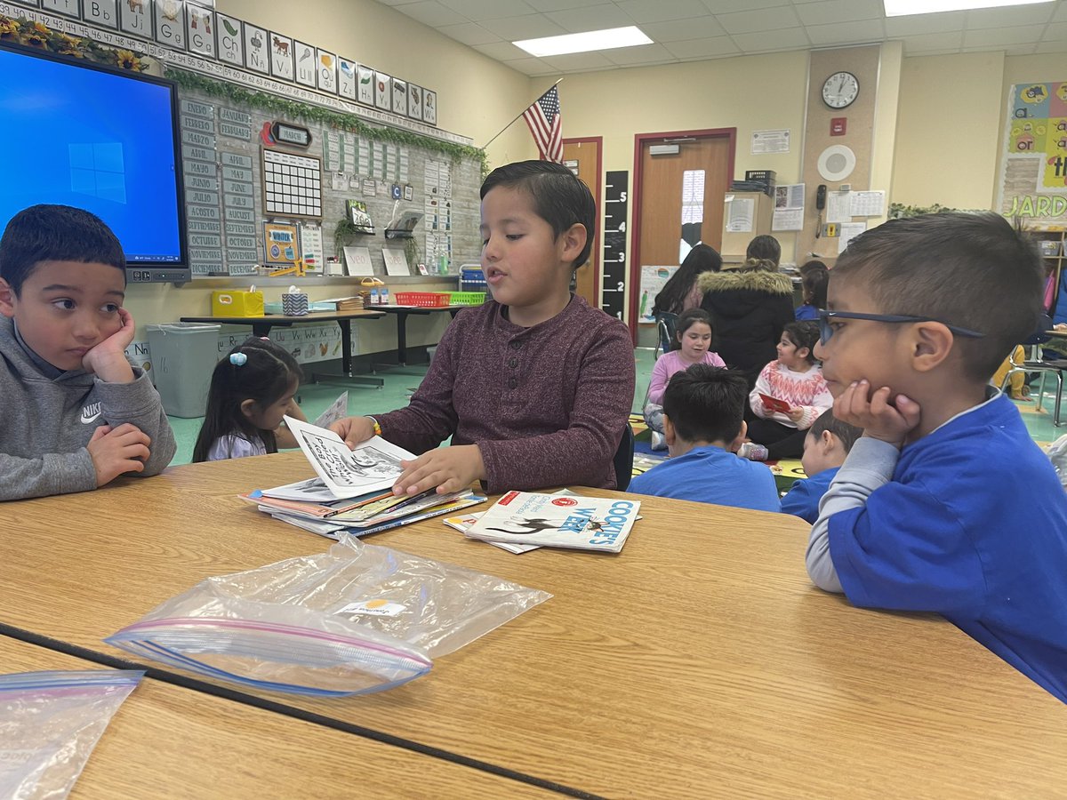 Primer grado compartiendo sus libros favoritos con Kindergarten! #aqbteam #juntostodoslogranmas #duallanguage #yosoybilingüe #kindergarten #primergrado