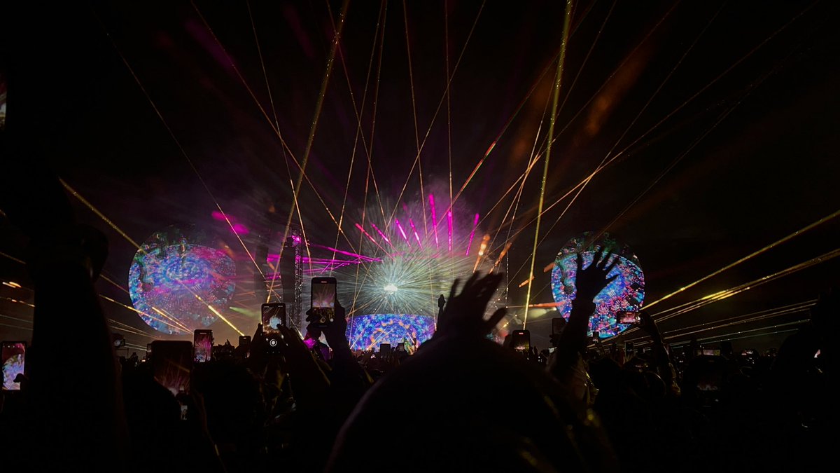 TaaiBariani's tweet photo. FOI A NOITE MAIS INCRÍVEL DA MINHA VIDAAAAAA!! E eu ainda não superei e nem acredito que realizei esse sonho!! Pqppppp #coldplay #saopaulo #coldplaybrasil https://t.co/iOXVUWazP1