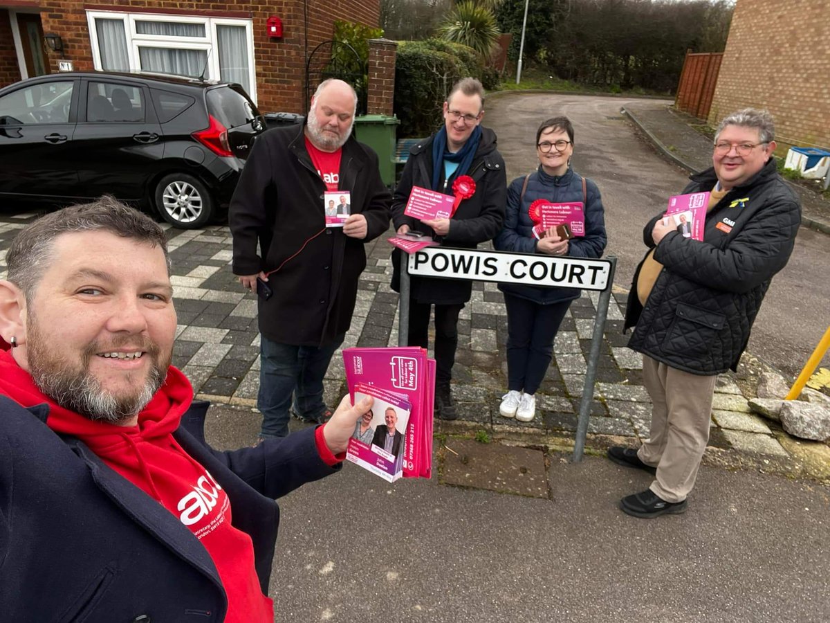 steve_garelick's tweet photo. @OrganisedHelen @JohnDoolan1 out with @chrisgray75 @CJMyers1977 this afternoon in Bentley Heath & the Royds. Again #labourparty is making the difference & we are seeing new pledges to help make the change for #Hertsmere #commuityfirst https://t.co/l7rECipqHh