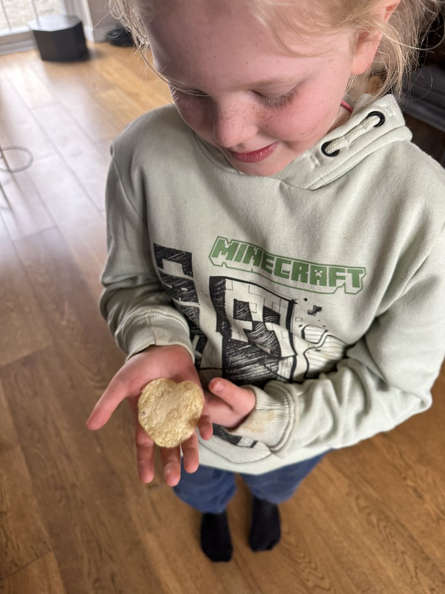 KerryAnnJoy's tweet photo. @walkers_crisps #lovefromwalkers she was very excited at a party today finding this! @TheNuclearRaces #Brentwood https://t.co/CVjaZBQcVT