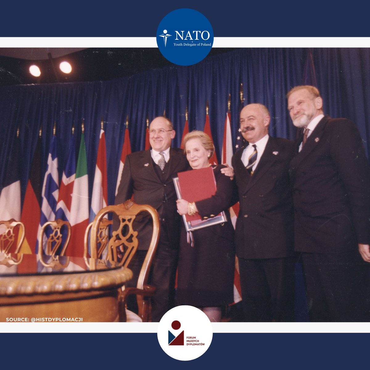 12 III 1999 r. #Polska formalnie stała się stroną Traktatu Północnoatlantyckiego.
„Niech oparte na wspólnych zasadach #NATO promuje zorientowane na wartości podejście do demokracji, stabilizacji i pokoju” - prof. Bronisław #Geremek podczas ceremonii rozszerzenia NATO o 🇵🇱🇨🇿🇭🇺.