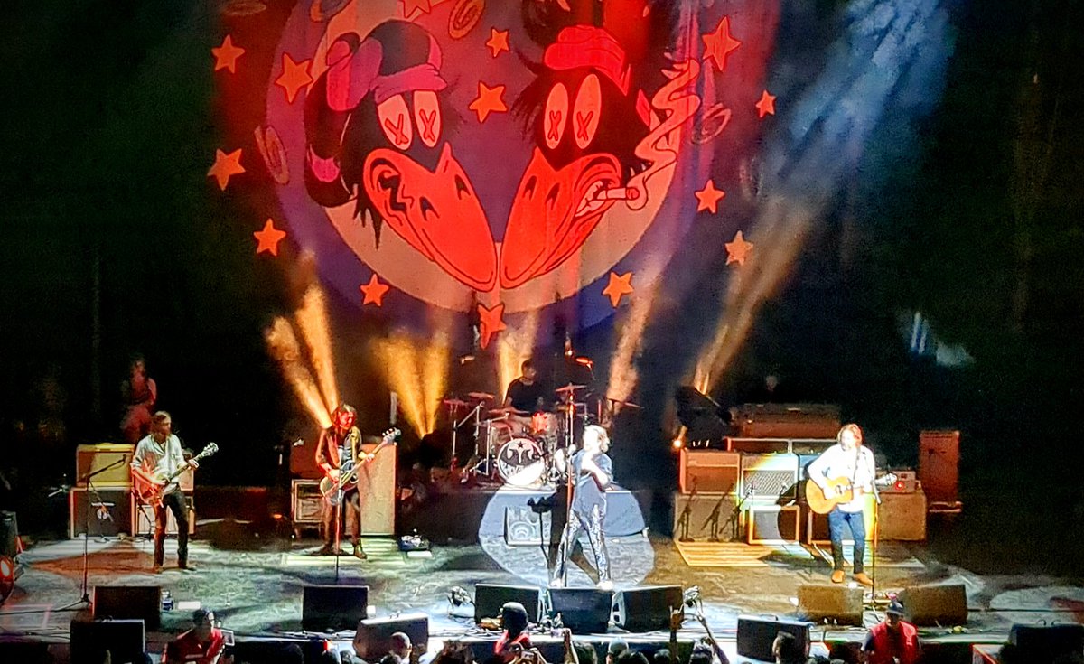 VillareloD's tweet photo. I will never forget these monstrous guitars and the unmistakable voice.  You guys blew up the theater as only rock knows how to do it.
@theblackcrowes night at #SantiagodeChile https://t.co/HRofbyigue