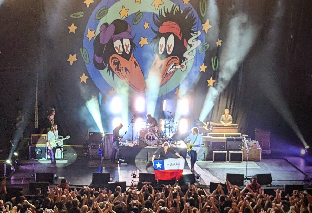 VillareloD's tweet photo. I will never forget these monstrous guitars and the unmistakable voice.  You guys blew up the theater as only rock knows how to do it.
@theblackcrowes night at #SantiagodeChile https://t.co/HRofbyigue