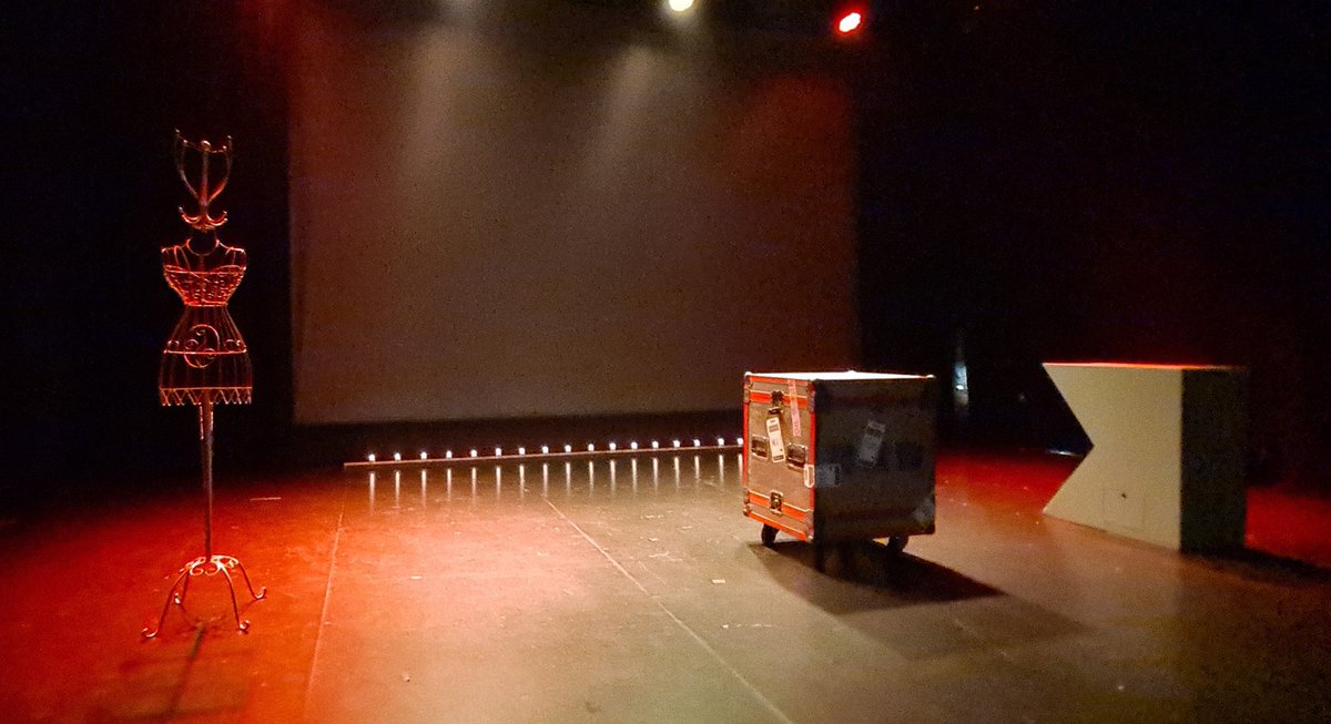 AHernandezNieto's tweet photo. #AsíEmpieza en los @TeatrosLuchana "Vaga y maleante" de Enrique Montero quien también la interpreta dirigido por  Jesús Lavi y producido por @OniriaTeatro @KikiMorganOff https://t.co/IQv8NN8x97