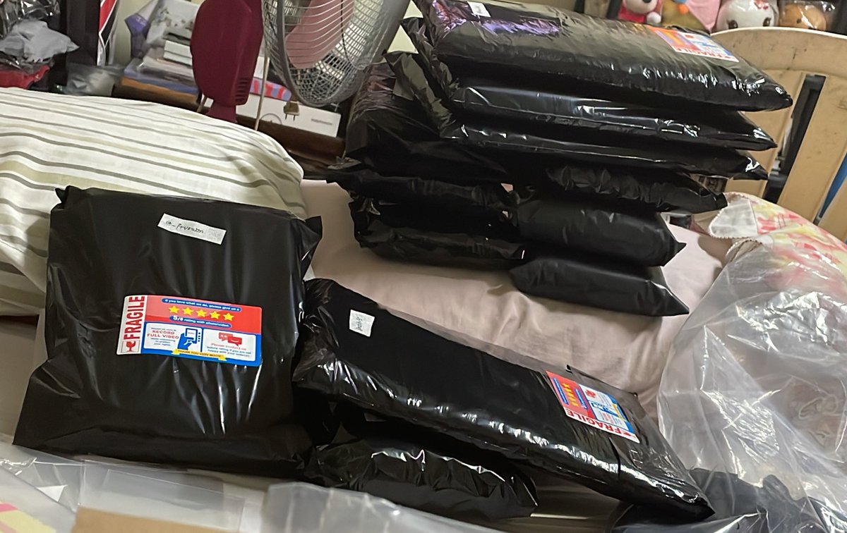 2Jeons_BNS's tweet photo. #HeyCaratoon
Items packed today. Will resume tomorrow. If you did not received packaging pics via dm it will be packed and ship the following days. Thank you! https://t.co/yKoknyiUoI