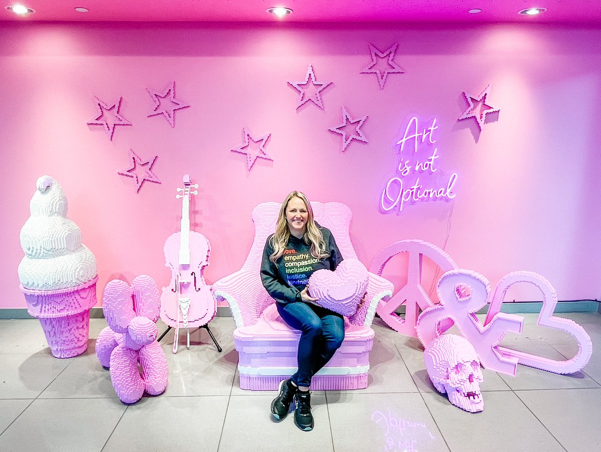 MrsBrown_Art's tweet image. I love everything about this Lego space!  Art is not optional! 💕  #BostonBricks @artofthebrick