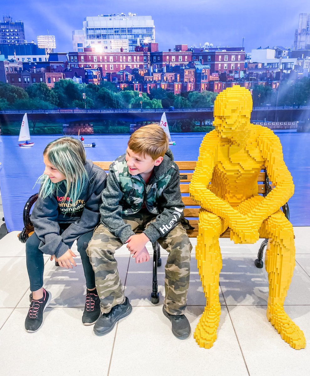 MrsBrown_Art's tweet image. I love everything about this Lego space!  Art is not optional! 💕  #BostonBricks @artofthebrick