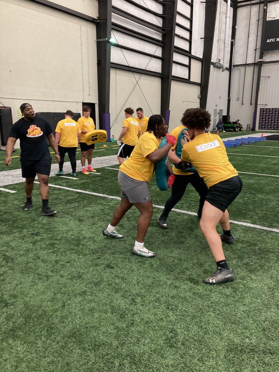 Big33MD's tweet photo. OL getting some work https://t.co/EBXkMtz9fX