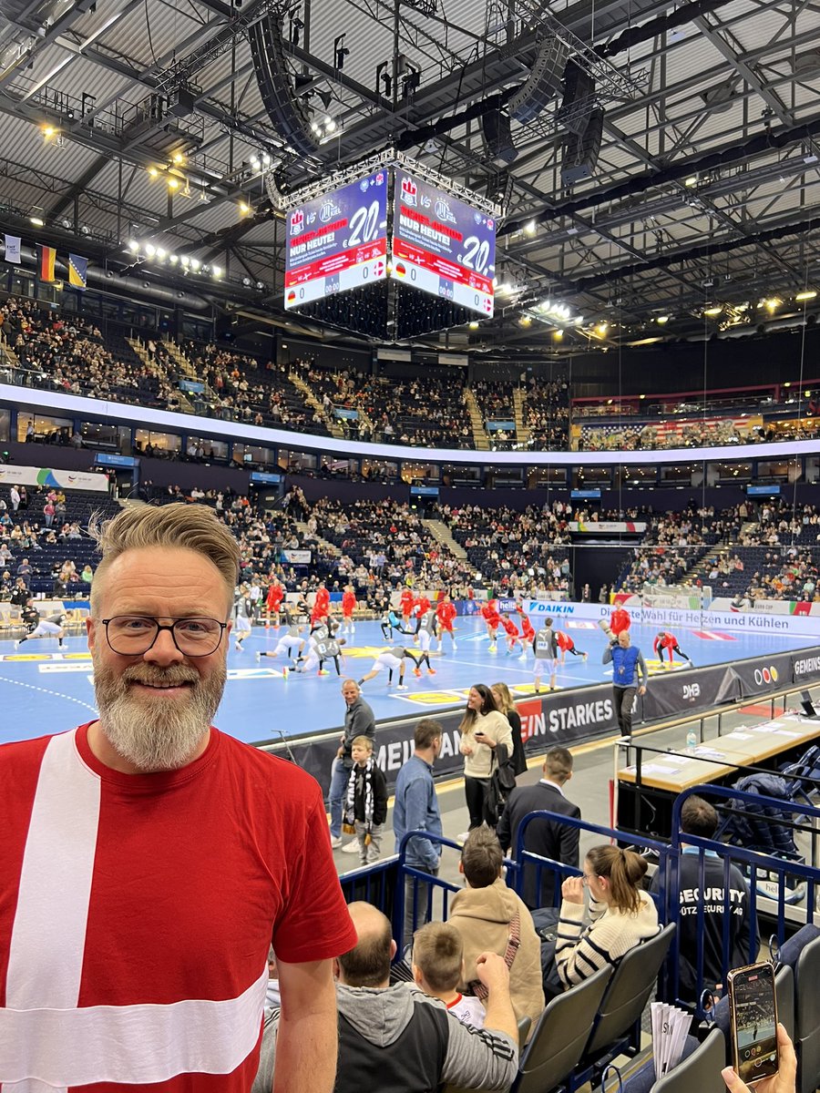 EHF Euro Cup Deutschland 🇩🇪 gegen Dänemark 🇩🇰 21-28
Erstes Mal mit zwei Pässen in der Halle, zwei mal mitsingen, zwei mal mitfiebern.
Schönes Spiel, viele Profis aus der Bundesliga.
#GERDEN