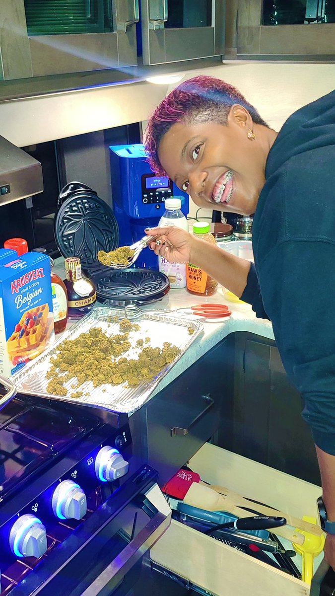 NoMommyHighEnuf's tweet photo. Words simply can't express the joy I feel when I'm in the kitchen combining good food with cannabis ๐ฉ๐ฟโ๐ณโจ๐ฟ๐ฅ๐ง๐ฅ๐ฅ๐๐๐ฅ #levo #chef #culinary #arts #infusing #cannabis #brunch #honey #oils #california #love #blackexcellence #marijuanaismedicine #fyp #elevated #cooking #food https://t.co/0U52Q0mdrC