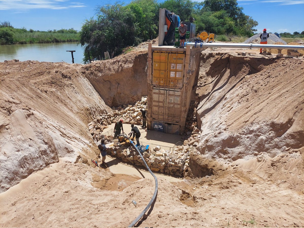 10 meses de trabalho na Fazenda Mbimbi... 150 hectares desmatados, instalados 3 pivôs de 34 hectares e 1 de 10 hectares, captação de água com estação de bombagem no rio Cunene em fase final de conclusão, arranque da rega previsto para fim de Março e arranque de produção para Maio