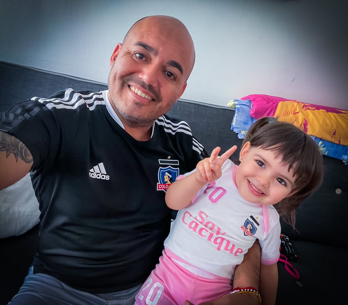 foto_reporte's tweet photo. Con mi hijita siempre apañadora esperando el  SXPERCLASICO 🤟🏼🤍🖤…vamos COLOCOLO ❤️❤️❤️#SuperclásicoxTNTSports #ColoColo @ColoColo @dalealbo @ColoColoFem https://t.co/tm8t04I4I8