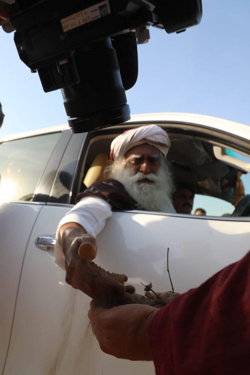 ChaudhryShankar's tweet photo. I'm immensely thankful to Shri @SadhguruJV for visiting villages of Banaskantha.
It was wonderful to have his guidance on how we can all work together towards creating rich and vital soil. https://t.co/Pg9RiaZn66