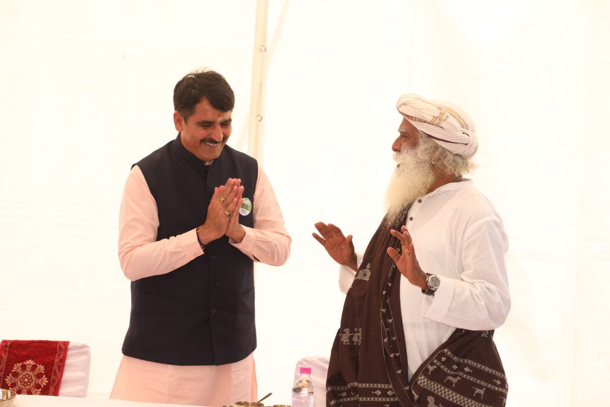 ChaudhryShankar's tweet photo. I'm immensely thankful to Shri @SadhguruJV for visiting villages of Banaskantha.
It was wonderful to have his guidance on how we can all work together towards creating rich and vital soil. https://t.co/Pg9RiaZn66