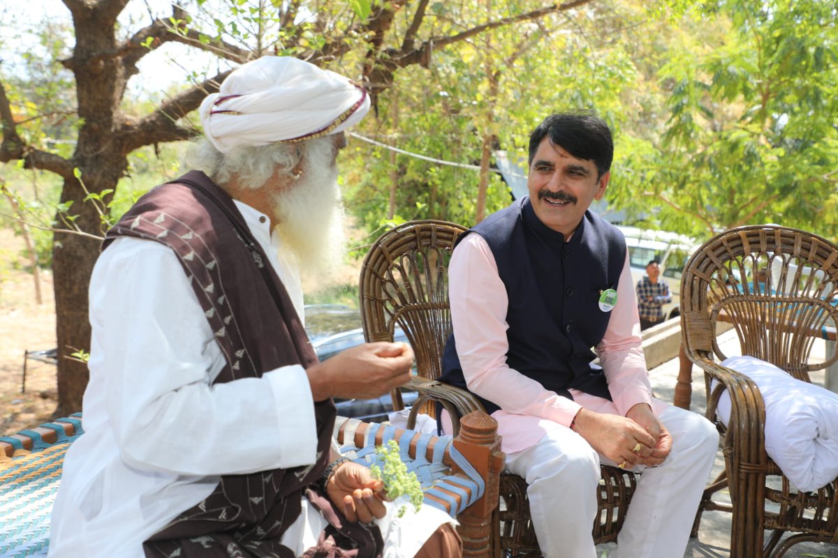 ChaudhryShankar's tweet photo. I'm immensely thankful to Shri @SadhguruJV for visiting villages of Banaskantha.
It was wonderful to have his guidance on how we can all work together towards creating rich and vital soil. https://t.co/Pg9RiaZn66