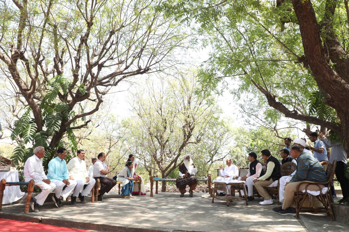 ChaudhryShankar's tweet photo. I'm immensely thankful to Shri @SadhguruJV for visiting villages of Banaskantha.
It was wonderful to have his guidance on how we can all work together towards creating rich and vital soil. https://t.co/Pg9RiaZn66