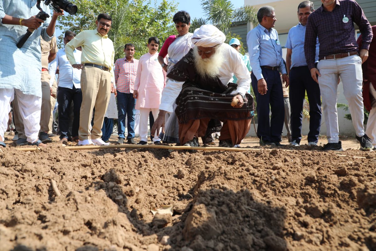 ChaudhryShankar's tweet photo. Soil is a complex symbiotic system of living organisms, minerals, liquids, organic matter and gases that support all life on this planet. Without organic content, it is getting reduced to sand. Let's save our soil. https://t.co/mXPfHgMMDg