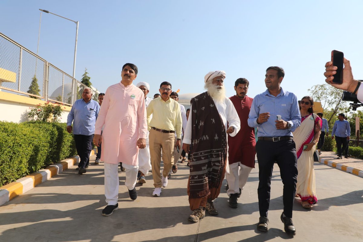 ChaudhryShankar's tweet photo. Soil is a complex symbiotic system of living organisms, minerals, liquids, organic matter and gases that support all life on this planet. Without organic content, it is getting reduced to sand. Let's save our soil. https://t.co/mXPfHgMMDg