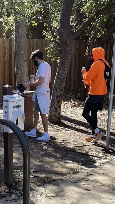 hsdaily's tweet photo. “‘Interviewer: Have I solved a major crime there? Or mystery?’ […]

“That is Mr. Styles, yes indeed.” - Niall Horan talking about hanging out with Harry in 2021 in LA (via @CapitalOfficial) https://t.co/EzGKGRj2fB
