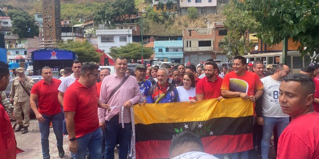 PsuvFF's tweet photo. Militancia del @psuvtachiraoficial rinde homenaje en los 10 años de la Siembra del Cmdte Chávez 
@PartidoPSUV @FreddyBernal @hayllychacon @Tachira_Jpsuv  #ChavezCorazonDelPueblo https://t.co/80scm1NLUZ