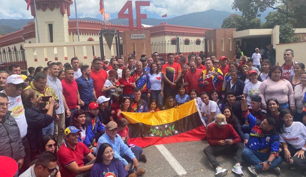 PsuvFF's tweet photo. Militancia del @psuvtachiraoficial rinde homenaje en los 10 años de la Siembra del Cmdte Chávez 
@PartidoPSUV @FreddyBernal @hayllychacon @Tachira_Jpsuv  #ChavezCorazonDelPueblo https://t.co/80scm1NLUZ