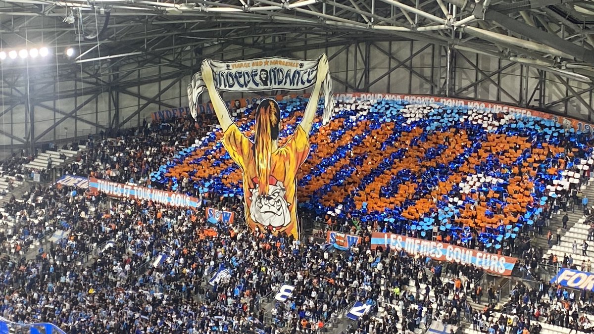 Olympien2613's tweet photo. Le magnifique tifo du Virage Sud réalisé exclusivement par des supportrices. 👏👏 #OMRCSA #TeamOM https://t.co/lBwK8NiUg0