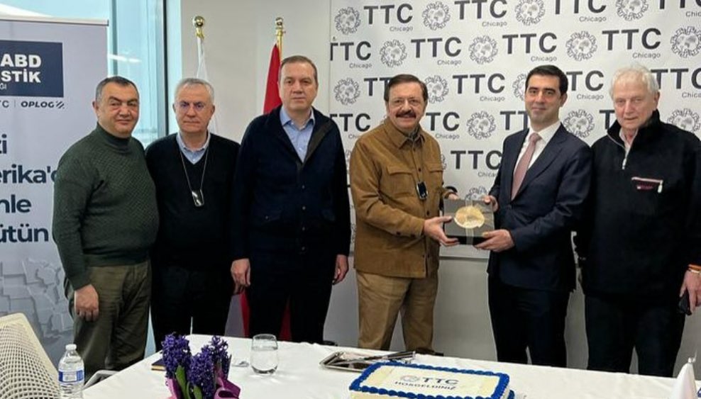 Mehmet Buyuksimitci (@mbuyuksimitci) on Twitter photo TOBB Başkanımız Sn <a href="/RHisarciklioglu/">Rifat Hisarcıklıoğlu</a> ile birlikte Şikago TOBB Ticaret Merkezimizi ziyaret ettik. Merkezimize Ticaret Bakanlığımızın desteğiyle Türkiye-ABD Lojistik Dağıtım Ağı fonksiyonu kazandırıyoruz. Artık ABD’nin 50 eyaletine Türk firmalarımızın ürünlerini teslim edebileceğiz. TOBB Başkanımız Sn <a href="/RHisarciklioglu/">Rifat Hisarcıklıoğlu</a> ile birlikte Şikago TOBB Ticaret Merkezimizi ziyaret ettik. Merkezimize Ticaret Bakanlığımızın desteğiyle Türkiye-ABD Lojistik Dağıtım Ağı fonksiyonu kazandırıyoruz. Artık ABD’nin 50 eyaletine Türk firmalarımızın ürünlerini teslim edebileceğiz.