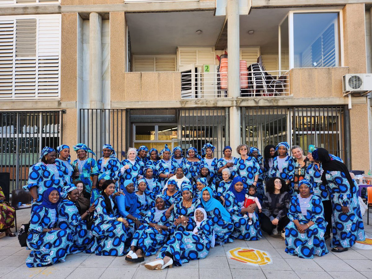 PaulaVarasG's tweet photo. Són dones, són africanes, són tarragonines... són INDIVISIBLES.
Trobada femenina en el Centre Cívic de Bonavista.
#tarragonadiversa
Ghana, Guinea Equatorial, Costa d'Ivori, Mali, Nigèria, el Senegal, Gàmbia i Burkina Faso

🇬🇭 🇬🇶  🇳🇬  🇬🇲 🇸🇳 🇲🇱 🇧🇫 https://t.co/VWWmfXexBK