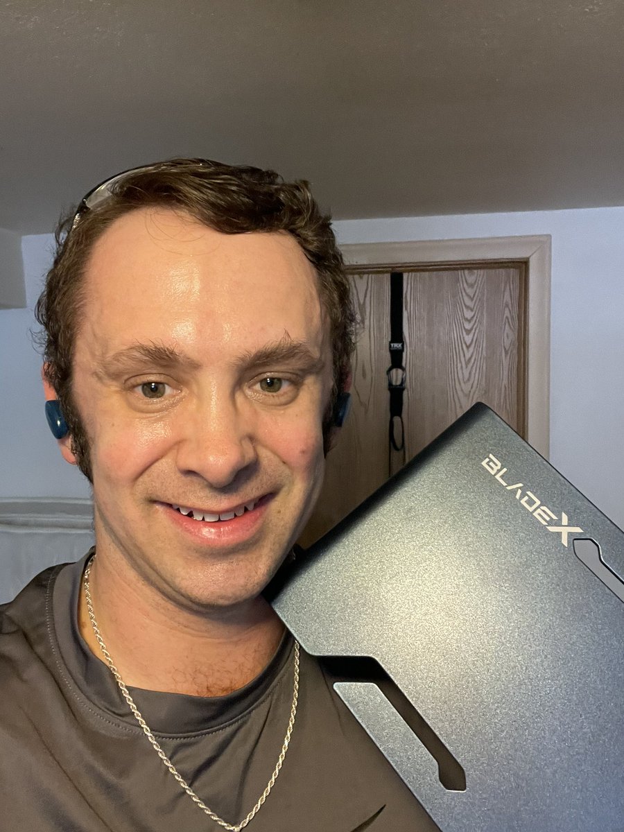 AgentUlland's tweet image. It’s Sunday. I didn’t do a workout yesterday so I need to today. It felt sooo good to lift! 💪💪😎😎

#WorkoutSunday
BentOverRow 
Squat w/Blade X
TRX Row
Deadlift w/Blade X
Plank UpDowns
Bicycle Crunch