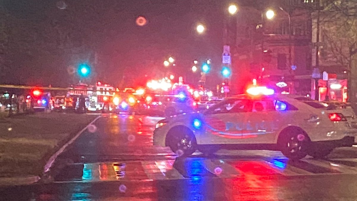 alanhenney's tweet photo. THIS IS NOW A DOUBLE HOMICIDE. The third man was injured but unclear if shot or from the auto crash. Extensive crime scene has closed many streets in #CapitolHillDC area. #DCTraffic https://t.co/AWo46YuCTa