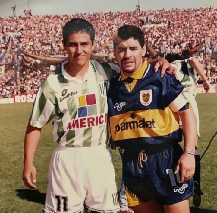 La pelota no se mancha (@diego10querido) on Twitter photo 1995: Antes del arranque del Banfield 0-Boca 2 (jugado en Independiente), Guido Virgilio Alvarenga y Diego posan para los fotógrafos. Alvarenga había sido dirigido por el 10 un año atrás en Mandiyú. 1995: Antes del arranque del Banfield 0-Boca 2 (jugado en Independiente), Guido Virgilio Alvarenga y Diego posan para los fotógrafos. Alvarenga había sido dirigido por el 10 un año atrás en Mandiyú.