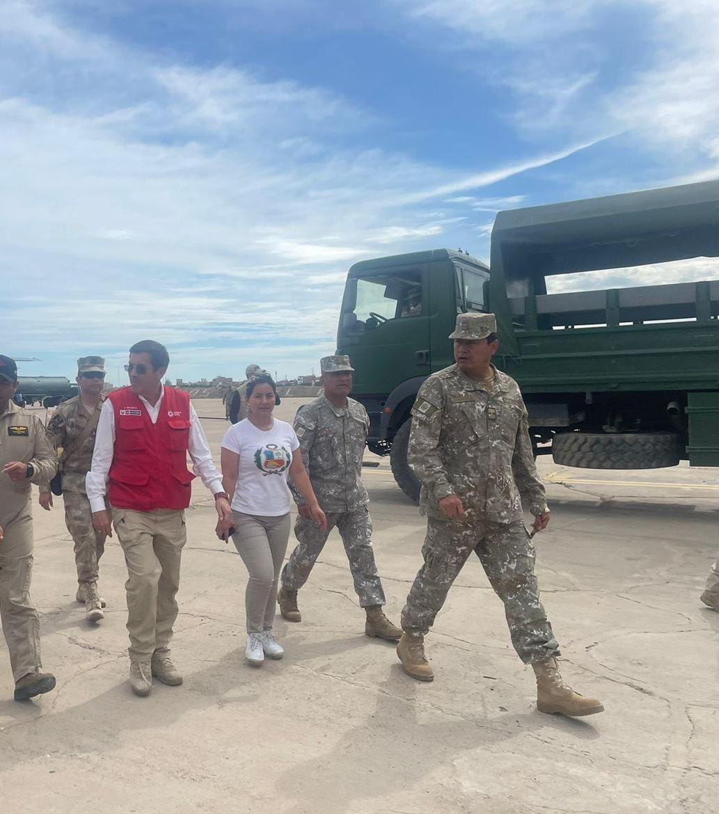 Taniaramirezga2's tweet photo. En los distritos de Pacora e Illimo en Lambayeque hemos supervisado la entrega de 13 toneladas de alimentos para los damnificados. @MindefPeru encabezado por el Ministro Jorge Chávez Cresta cuenta con experiencia en atender estas emergencia, de ahí la pronta respuesta. https://t.co/fjM9H4c2Dy