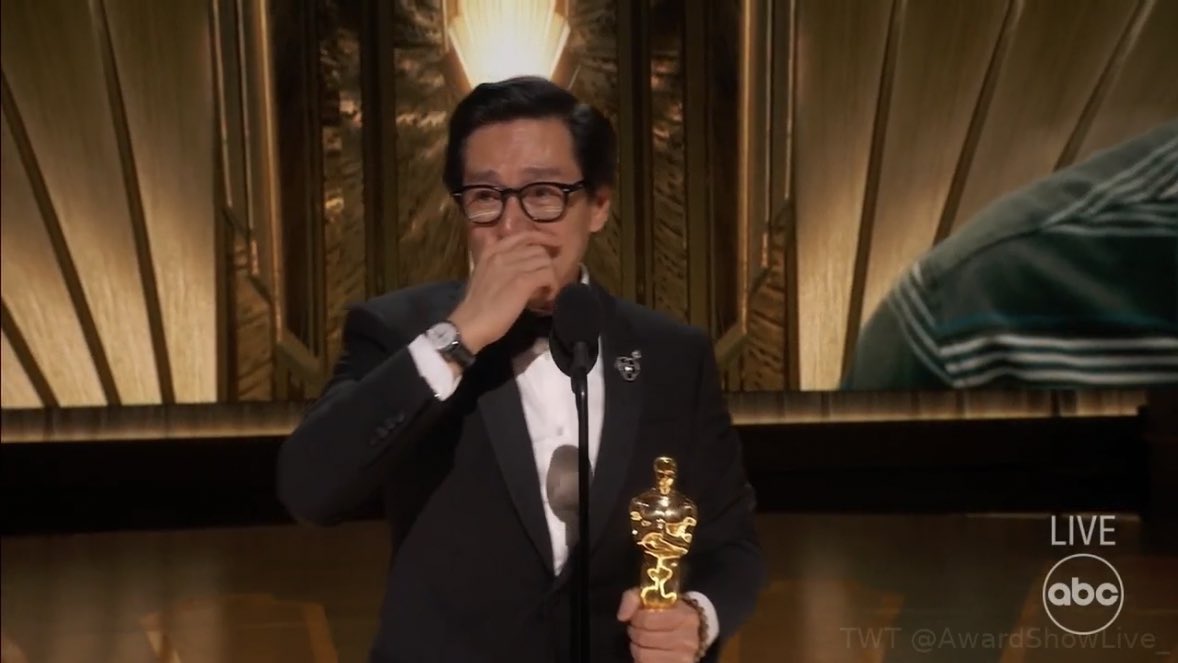 PopBase's tweet photo. Ke Huy Quan tearfully accepts his #Oscar for Best Supporting Actor. https://t.co/vxSSjRrX1X