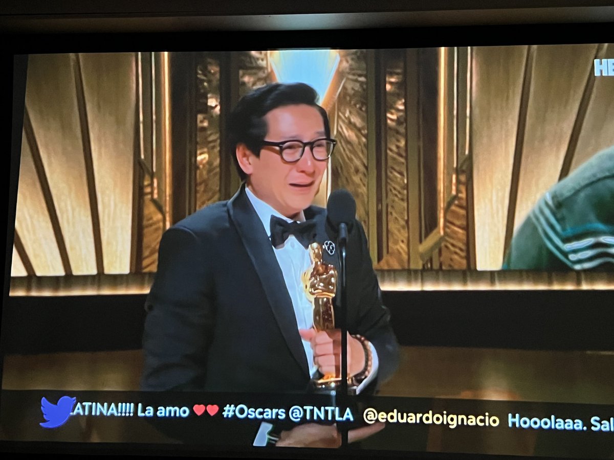 Ovación y emoción por Ke Huy Quan, primer actor asiático en ganar un Oscar! Por #EverythingEverywhereAllAtOnce donde esta genial!  #Oscars