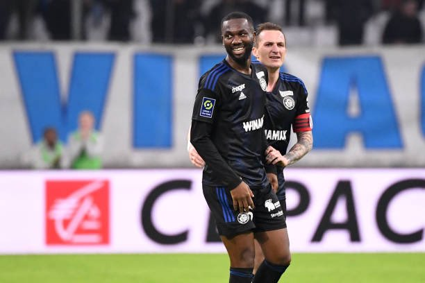 TGoalpost's tweet photo. Jean-Eudes Aholou shocked Marseille with a brace in the 88th and 89th minute to earn Strasbourg a 2-2 draw! 🔥
Strasbourg have climbed out of the relegation zone! 👏
#TheGoalpostNews #OMStrasbourg #Aholou #OM #Marseille #Strasbourg #Ligue1 #Ligue1UberEats #Football https://t.co/ttkIYe2hvC
