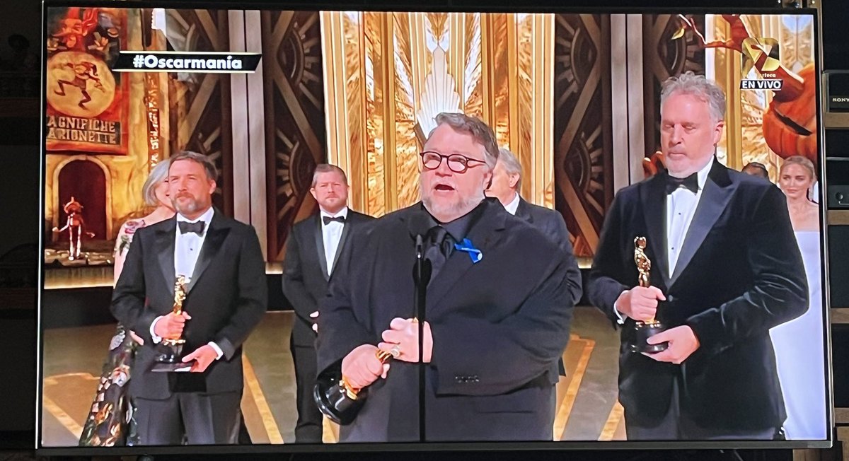 IndicioMx's tweet photo. ¡Ganó #GullermoDelToro por #pinocchiomovie!
Qué orgullo, un #Oscar más para este genio que nos hizo soñar a todos con esta gran película. https://t.co/KJac42xJqC