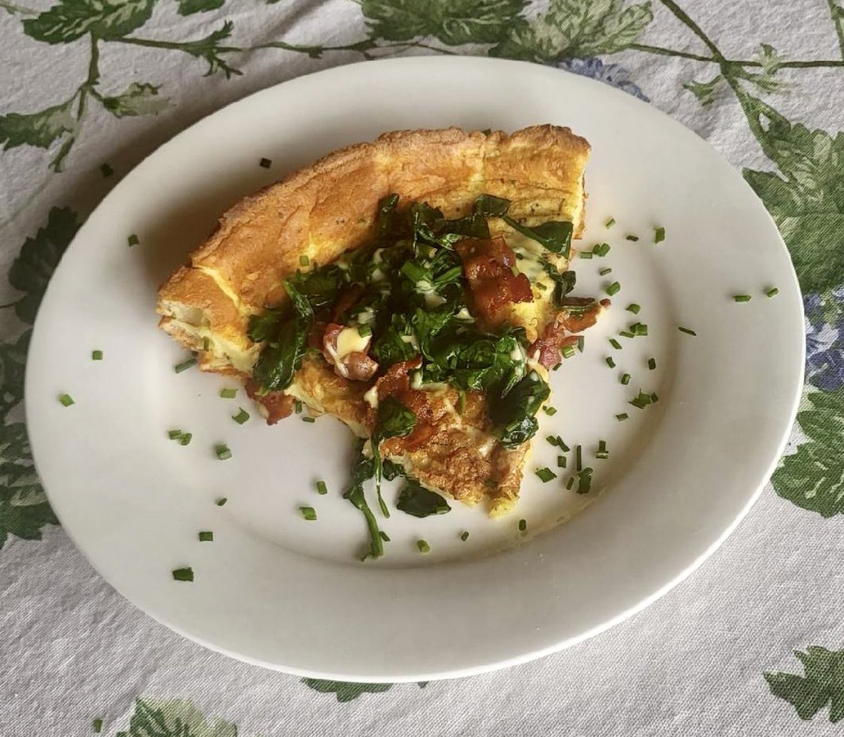 Happy Sunday! I made a savory Dutch Baby Benedict with crispy bacon, sautéed spinach &amp; Hollandaise sauce.  Bon appétit #Oscars #Foodie