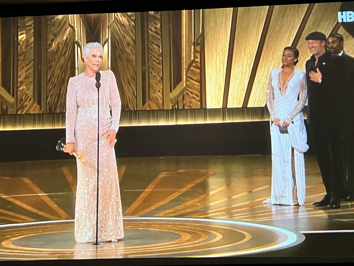 Jamie Lee Curtis hija de 2 leyendas del cine (que nunca fueron premiadas). Me encanta Jamie, me dio cosa que Angela Bassett no se lo dieran nuevamente y es tan tan buena actriz! #Oscars