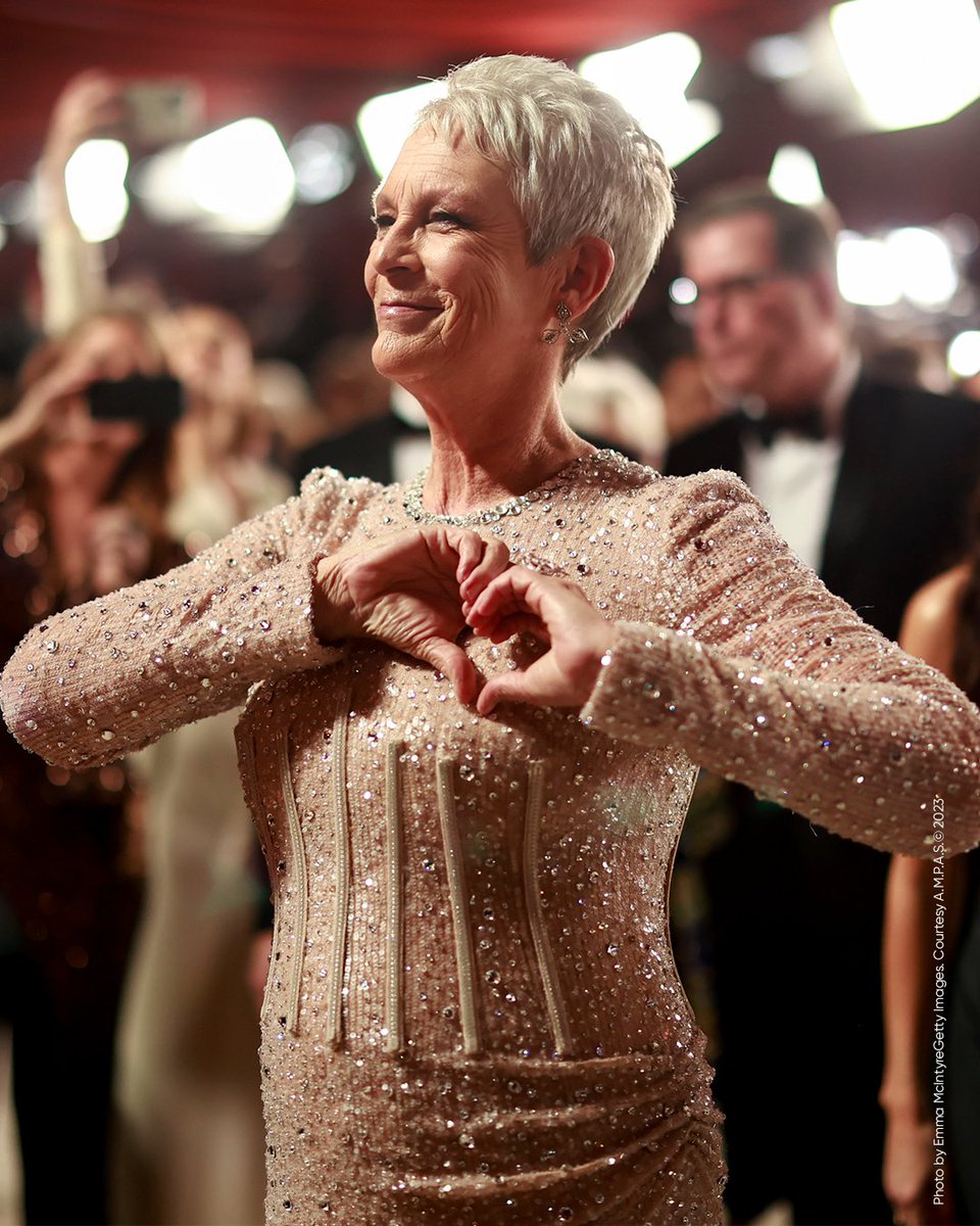 HBOMaxLat's tweet photo. 🎬 Una leyenda nos brindó una actuación legendaria. Jamie Lee Curtis gana en los #Oscars a #MejorActrizDeReparto por #TodoALaVezEnTodasPartes. https://t.co/TO2r7t2dFM